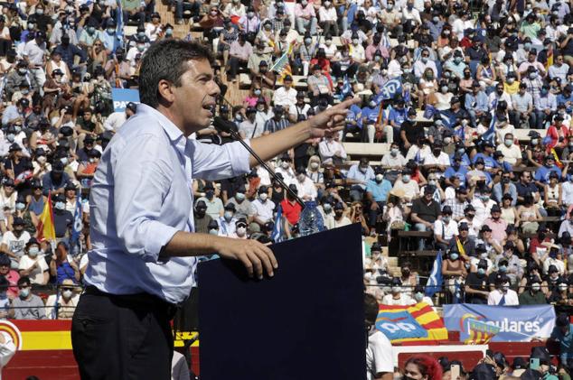 El líder del PP nacional, Pablo Casado, acudió el pasado domingo impecable a su cita con los valencianos en la Plaza de Toros. Vestido con traje oscuro, una corbata azul marino y zapatos, su 'look' contrastaba con el de Carlos Mazón, que se presentó en el encuentro popular vestido de manera informal, con corbata y con deportivas beige. 