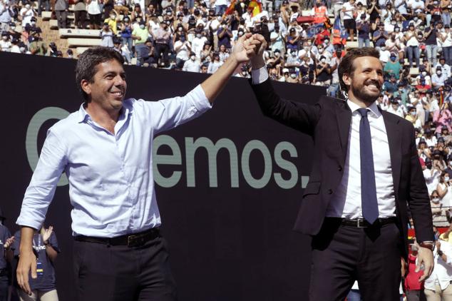 El líder del PP nacional, Pablo Casado, acudió el pasado domingo impecable a su cita con los valencianos en la Plaza de Toros. Vestido con traje oscuro, una corbata azul marino y zapatos, su 'look' contrastaba con el de Carlos Mazón, que se presentó en el encuentro popular vestido de manera informal, con corbata y con deportivas beige. 