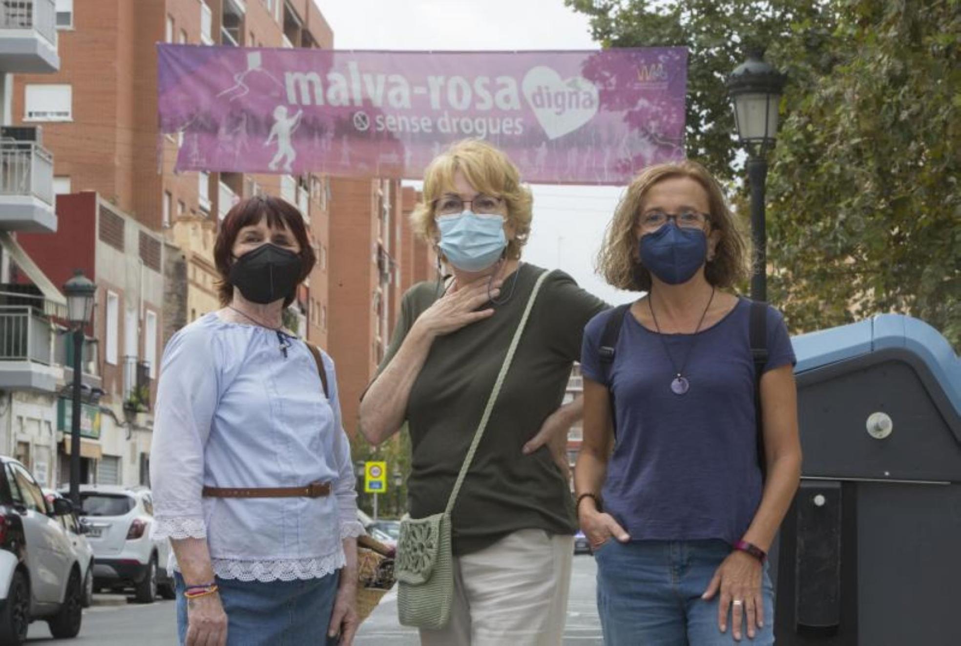 Representantes de Amcis i Amigues de la Malva, junto a una pancarta. damián torres