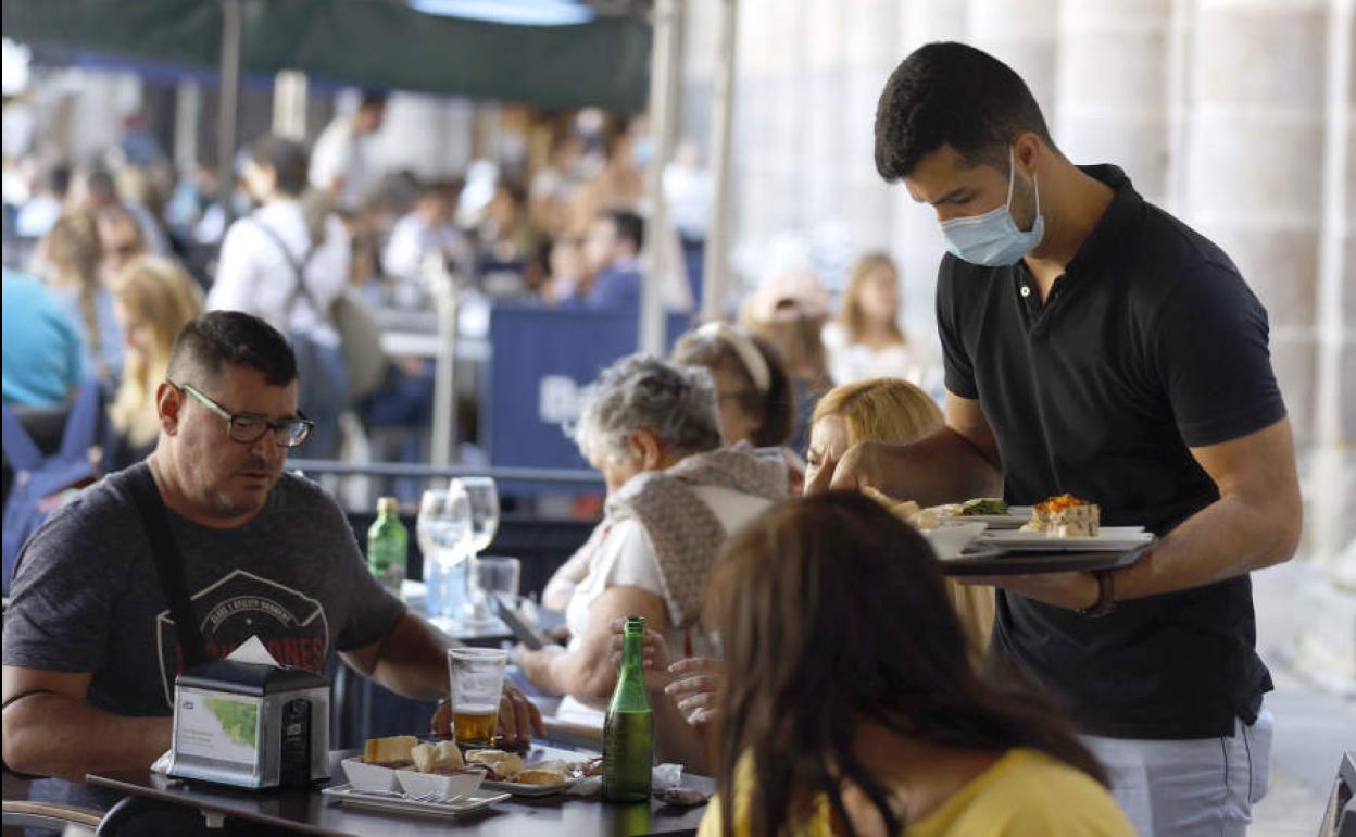 Trabajador en la terraza de un bar.