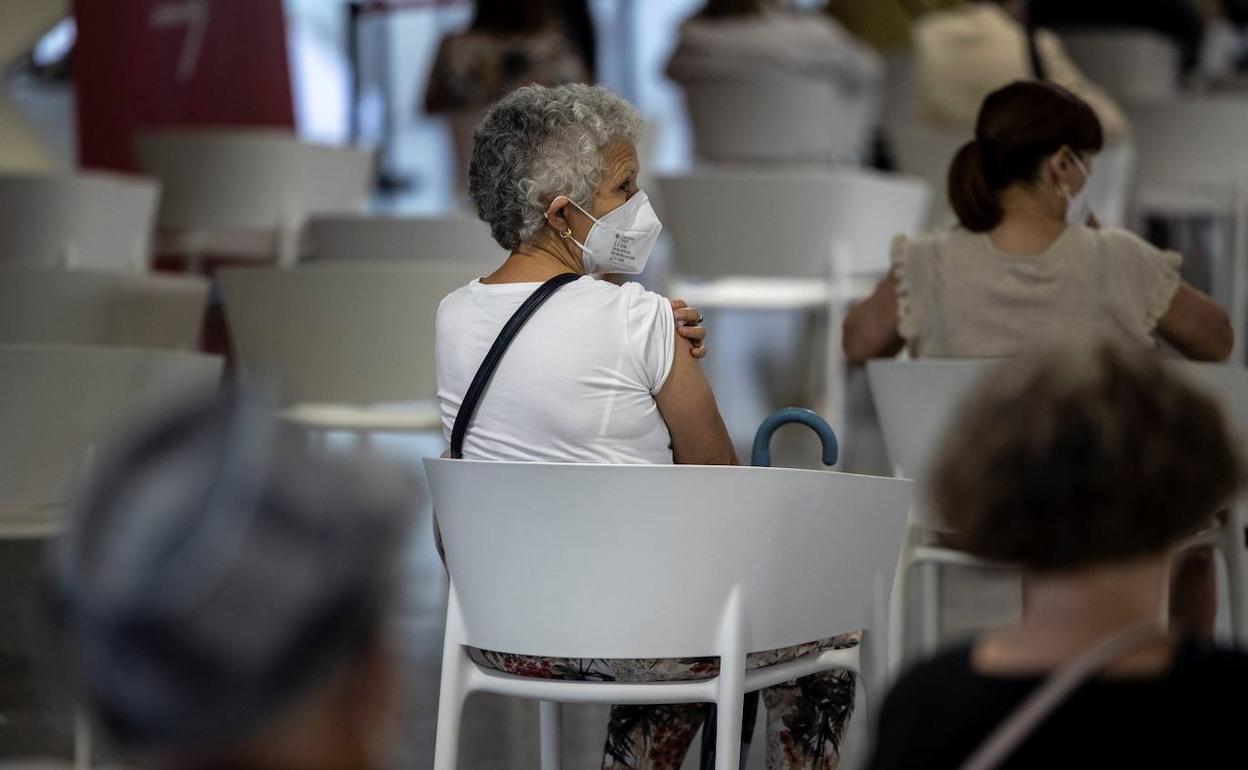 Una mujer, tras recibir la vacuna. 