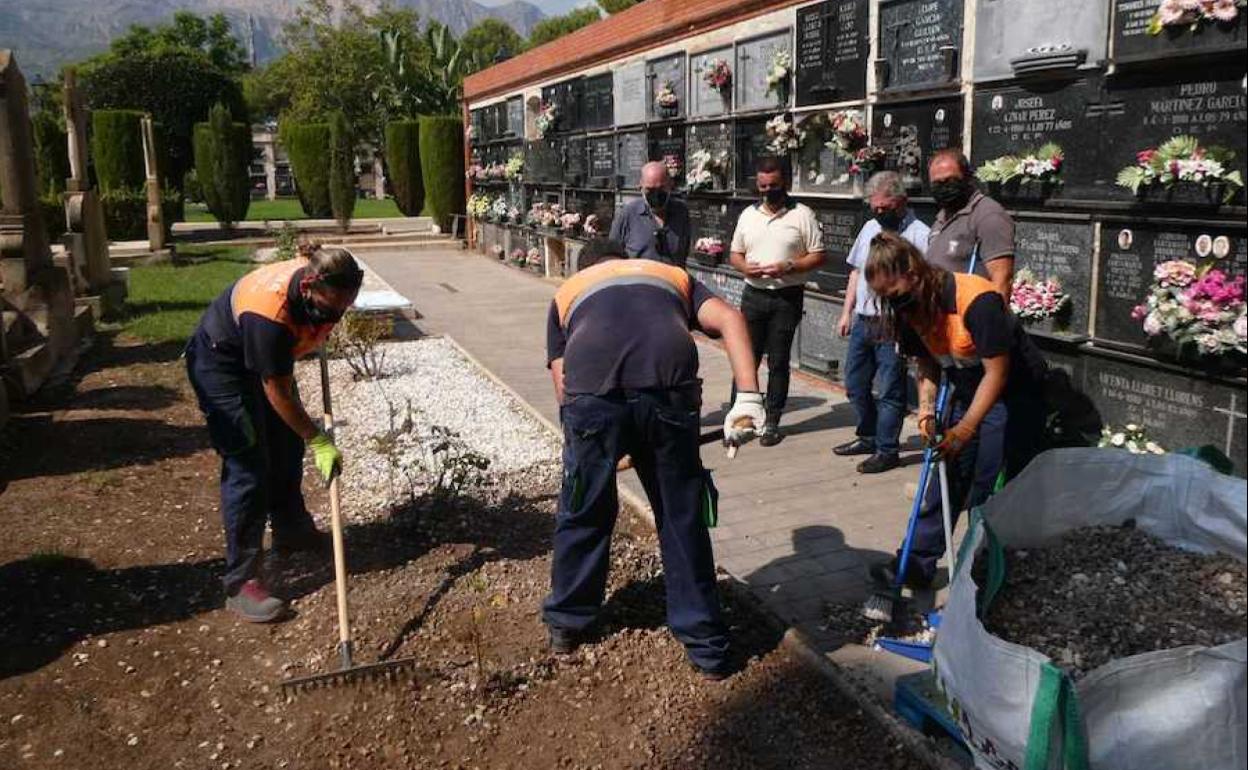 Los alumnos del Taller de Empleo realizan labores de mejora en el cementerio municipal