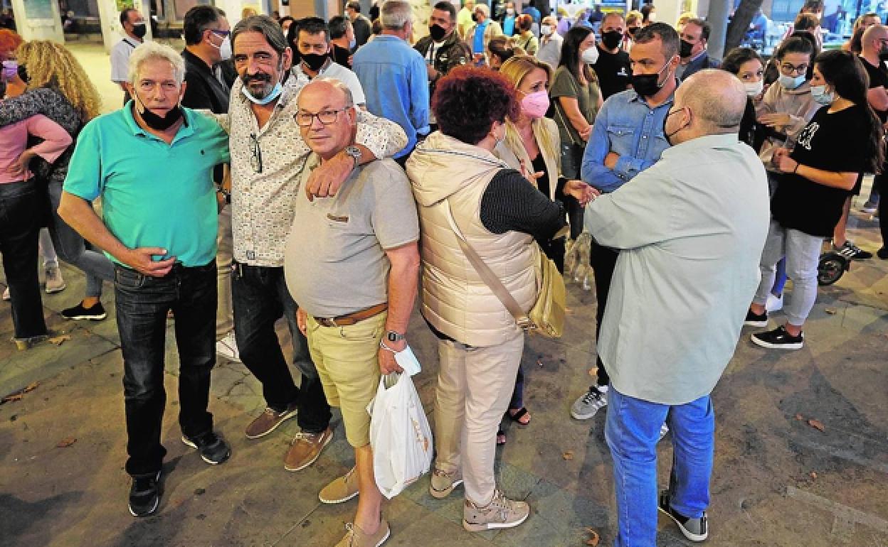 El padre de Marta, Antonio, (con una bolsa en la mano), en la concentración. 