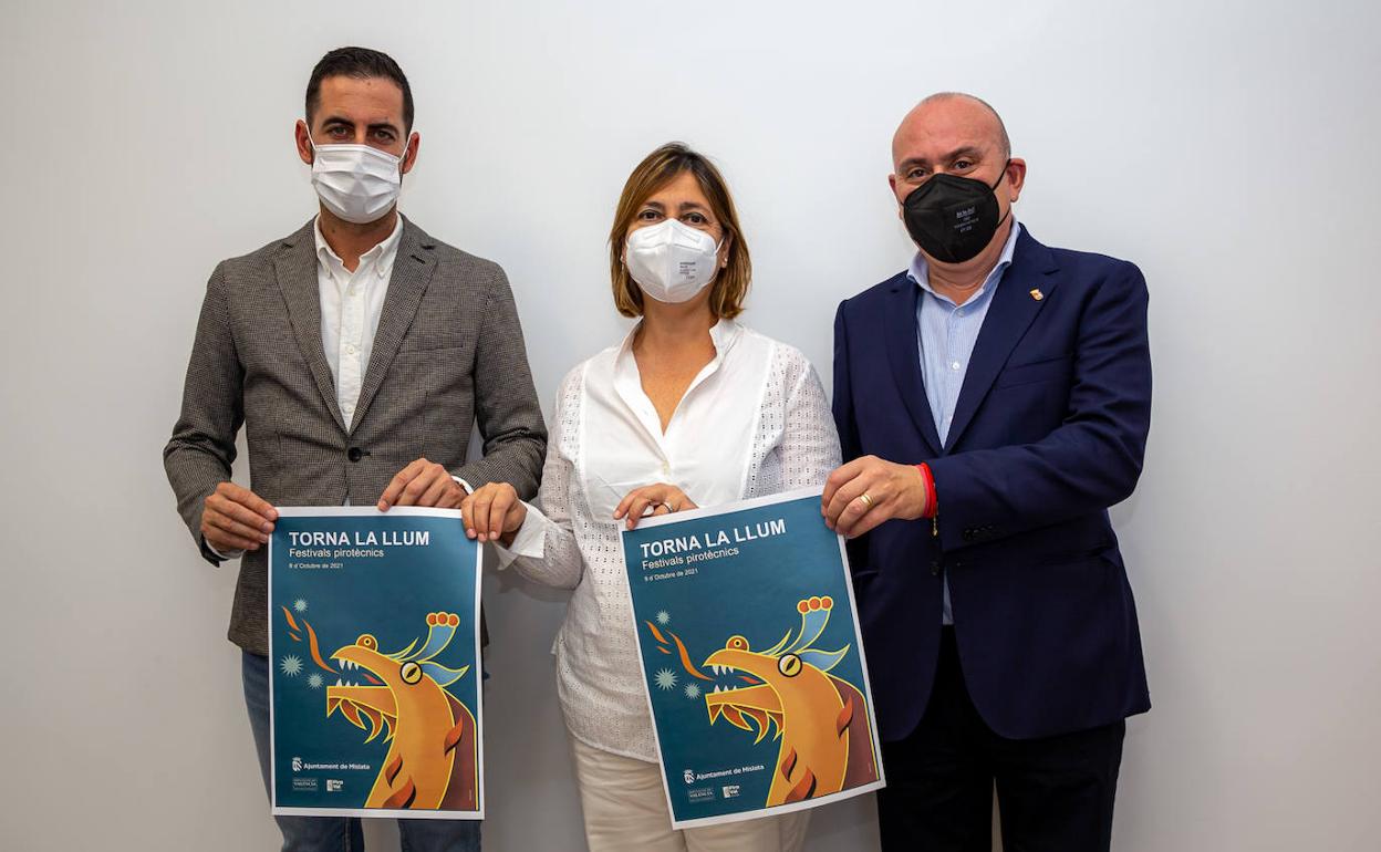 El alcalde, Carlos F. Bielsa, con María José Lora, presidenta de Piroval, y Teo Núñez, concejal de Fallas. 