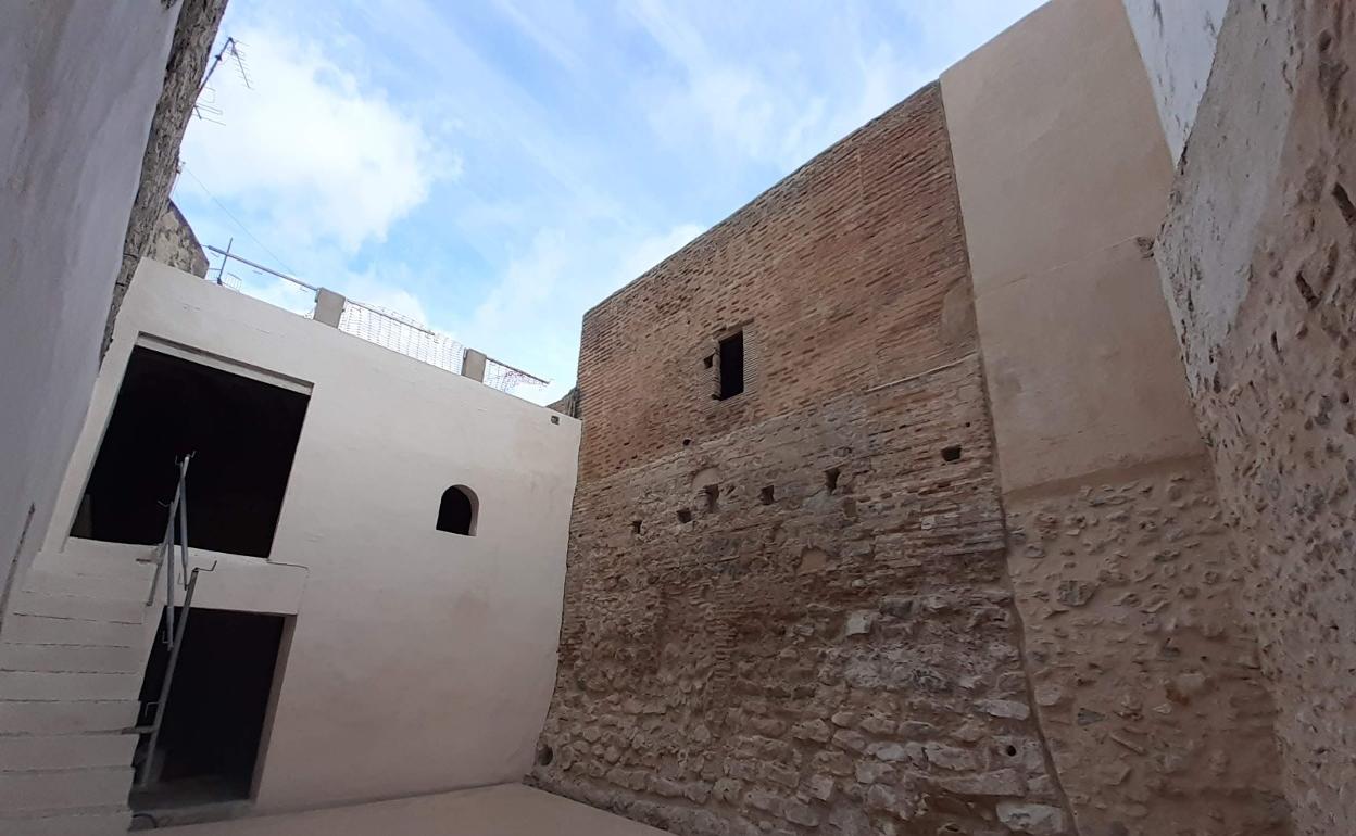 Patio de armas del Palau Comtal de Oliva que fue hallado junto a la Torre de la Pólvora. 