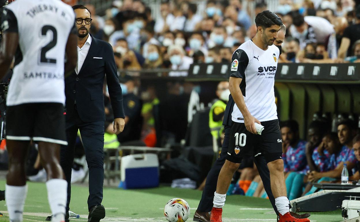 Carlos Soler abandona el terreno de juego en el partido frente al Real Madrid en Mestalla 