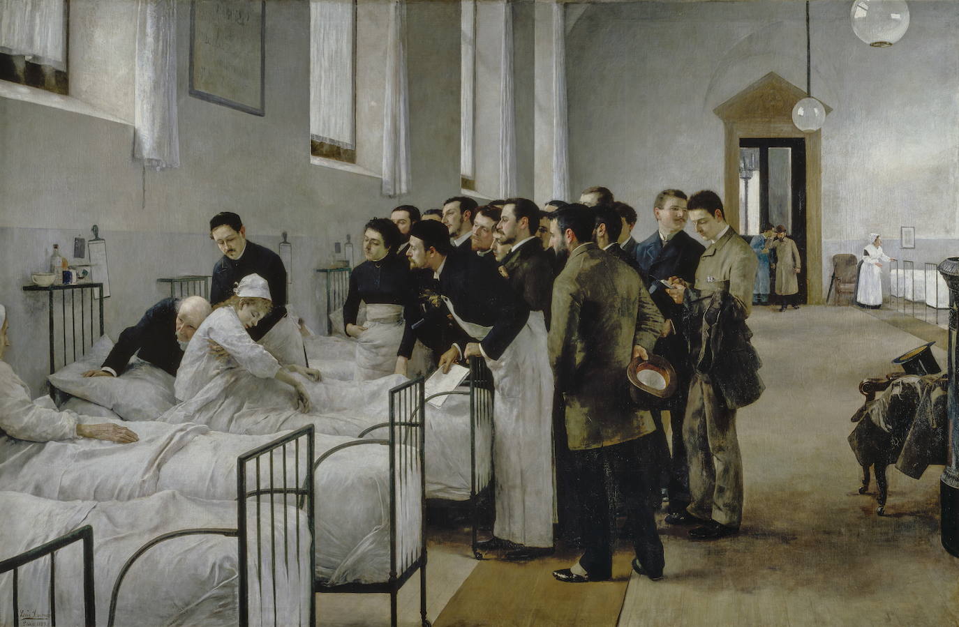 Una sala del hospital durante la visita del médico en jefe. Luis Jiménez Aranda. 