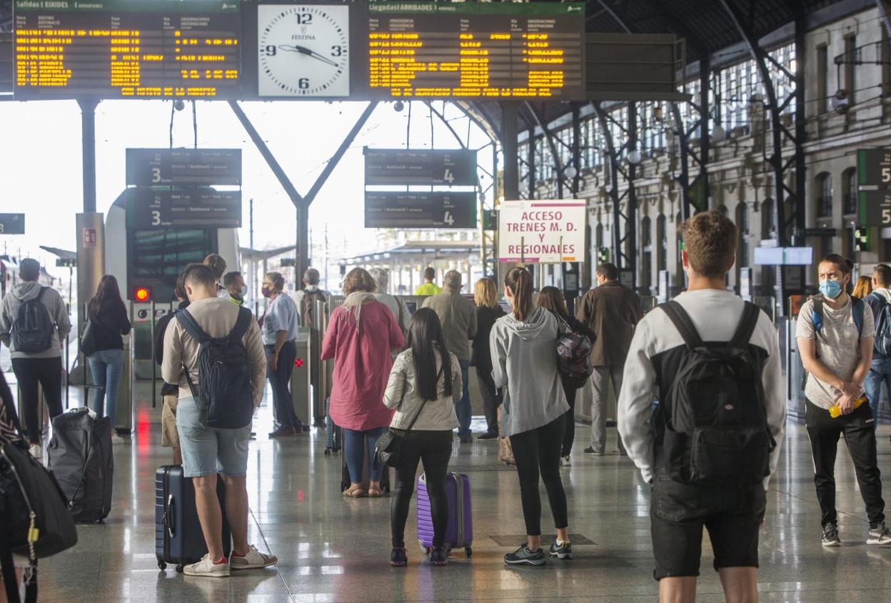 Pasajeros en la Estación del Norte, a la espera de poder subir a un tren. damián torres