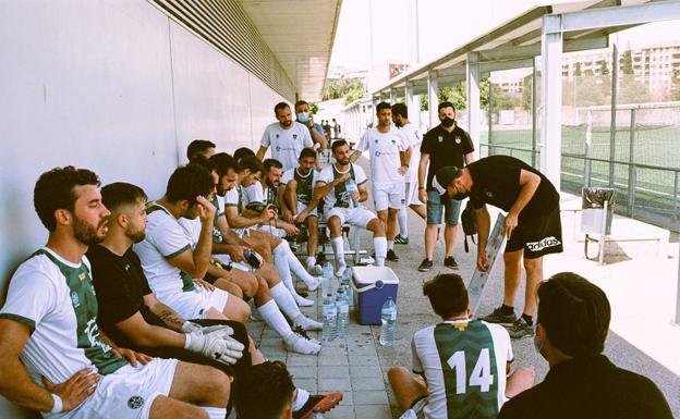 Los futbolistas del CD Cuenca-Mestallistes reciben instrucciones de su técnico