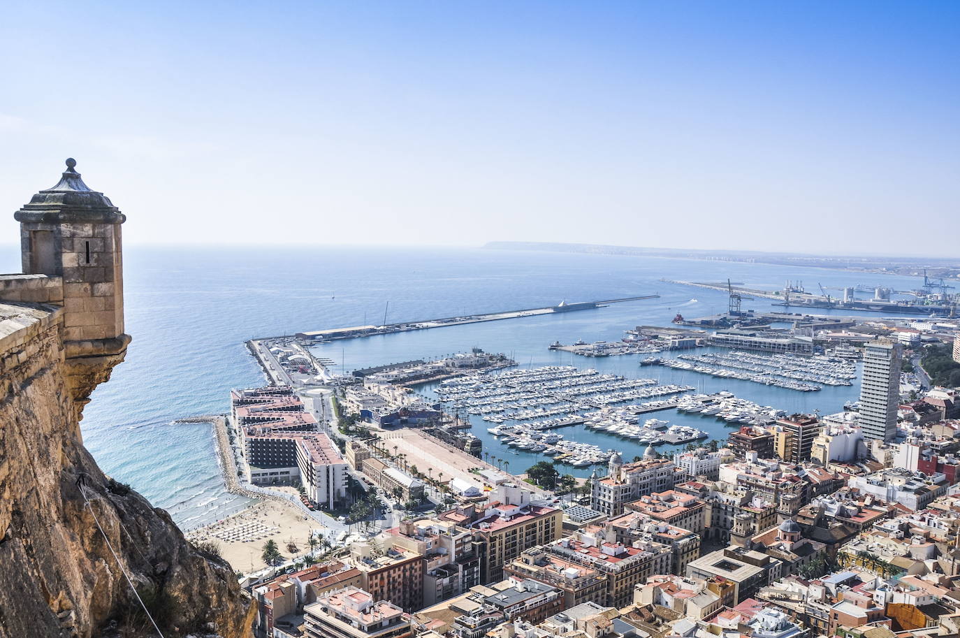 Con el puente del Pilar a la vuelta de la esquina empiezan las búsquedas de escapadas y planes para desconectar. Entre los destinos más reservados por los turistas se han colado dos valencianos, Alicante (en imagen) y Torrevieja (Alicante), según informa el portal Weekendesk. También destacan enclaves costeros como Roquetas de Mar (Almería) y Lloret de Mat (Girona).