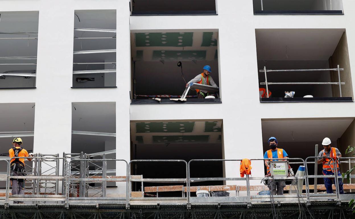 Trabajadores en un edificio en construcción. 