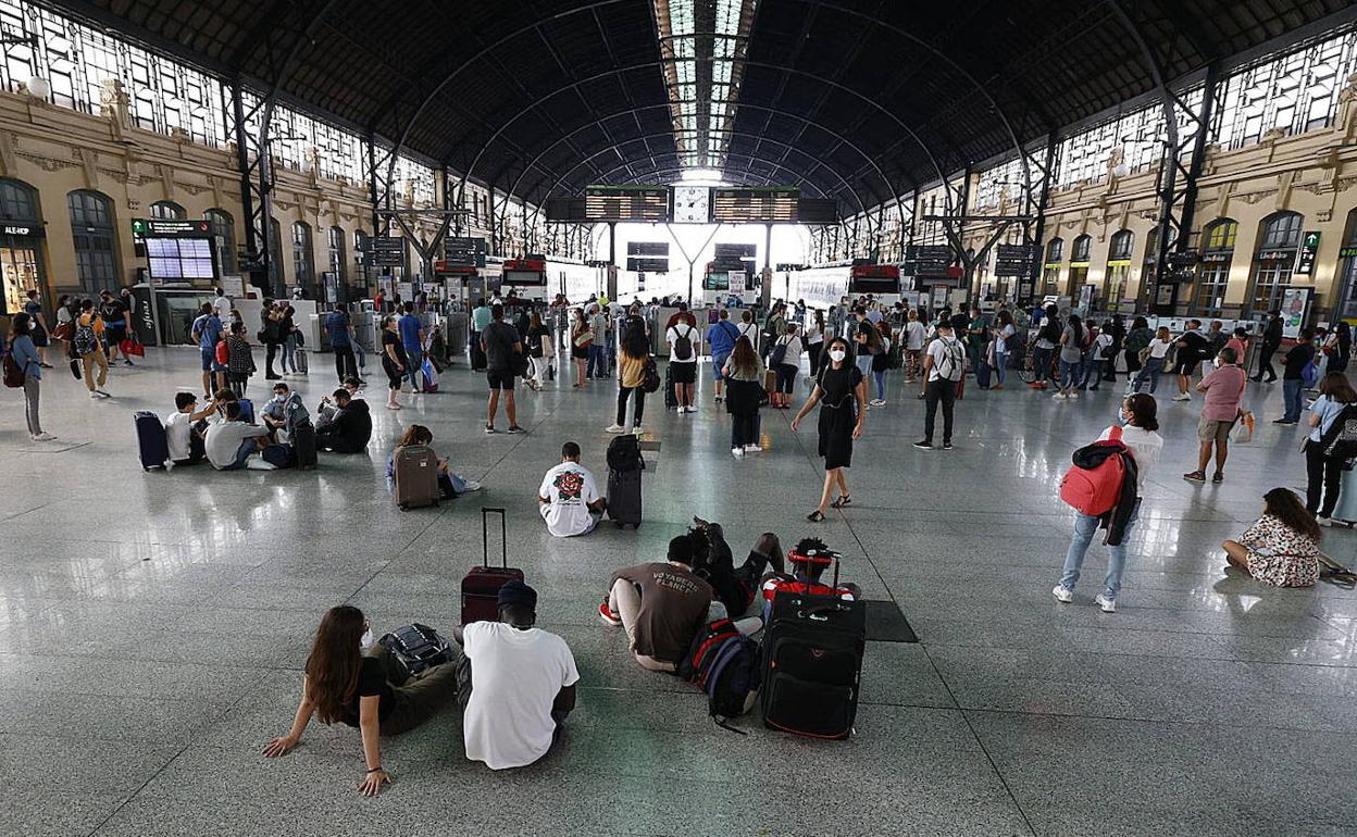 Pasajeros esperando en al Estación del Norte durante una jornada de huelga.