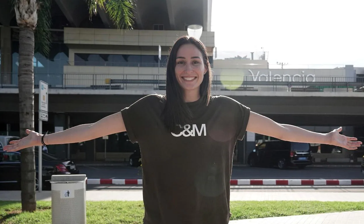 Rebecca Allen tras su llegada al aeropuerto de Valencia 