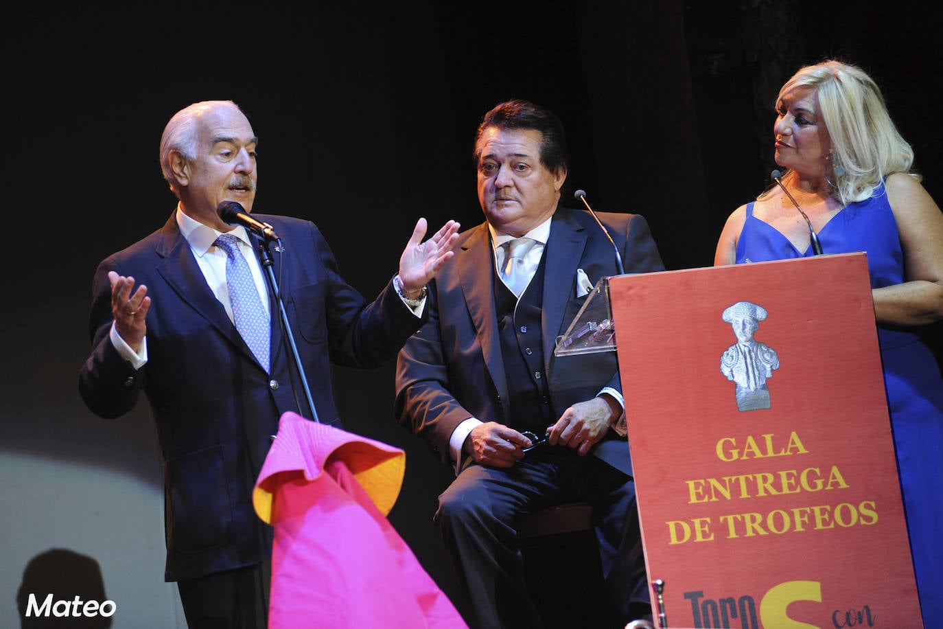 La gala de 'Toros con el Soro' celebrado este martes ha reunido a figuras del toreo y del espectáculo, así como aficionados, en el Teatro Olympia. Cayetano, Ortega Cano, Los del Río o Enrique Cerezo han sido algunos de los premiados. 