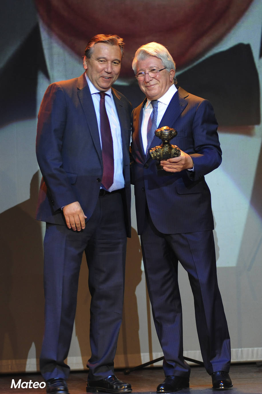 La gala de 'Toros con el Soro' celebrado este martes ha reunido a figuras del toreo y del espectáculo, así como aficionados, en el Teatro Olympia. Cayetano, Ortega Cano, Los del Río o Enrique Cerezo han sido algunos de los premiados. 