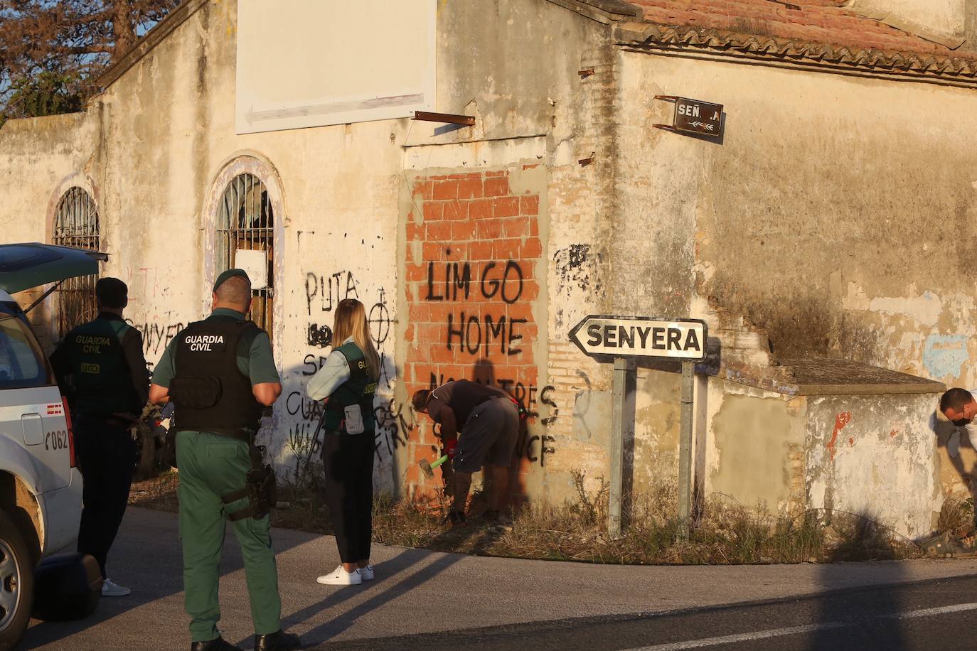 Unos operarios han abierto un agujero con mazas para que puedan entrar los agentes.