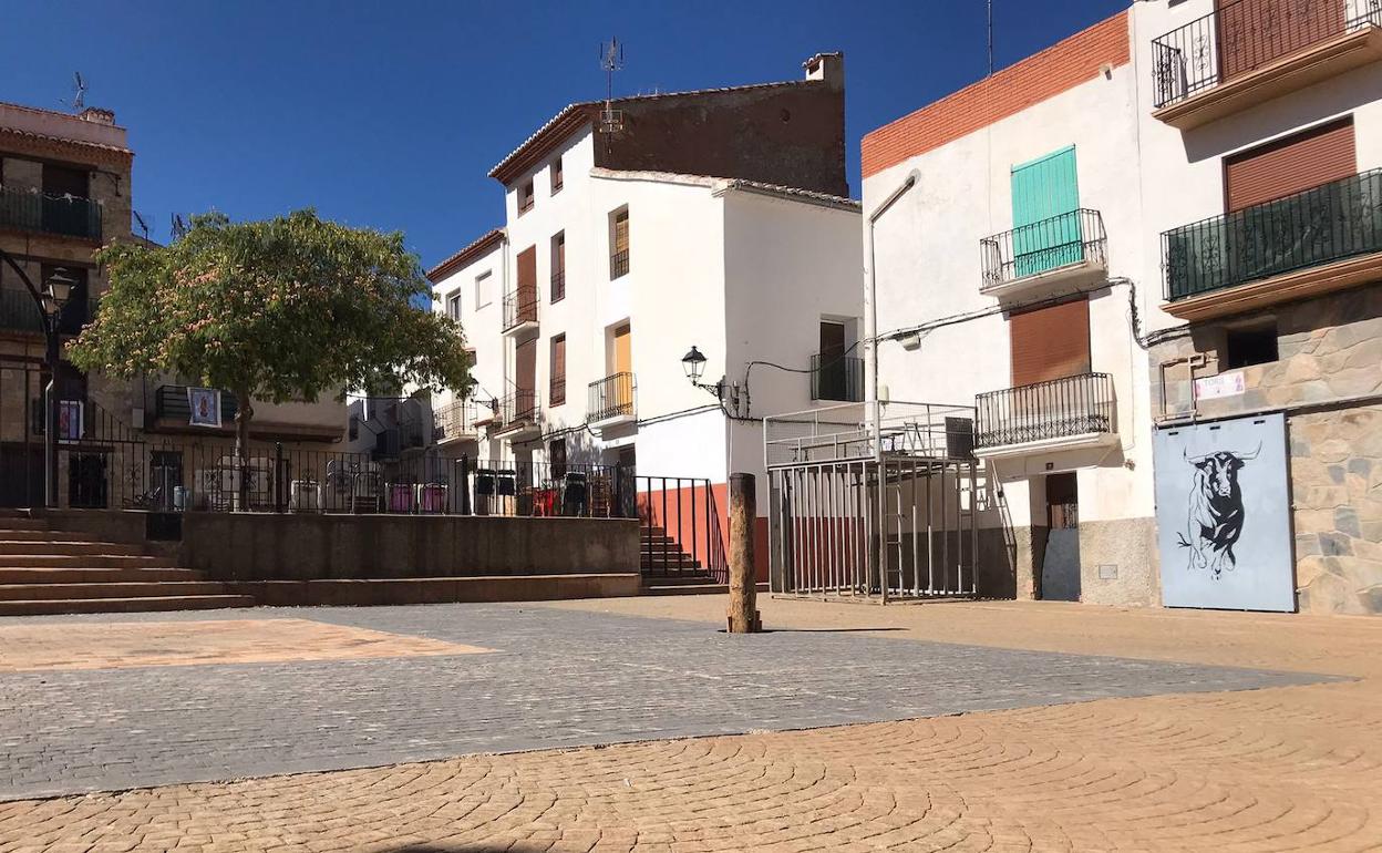 Instalaciones taurinas en Arañuel, hoy, con la plaza preparada para la embolada prevista mañana. 