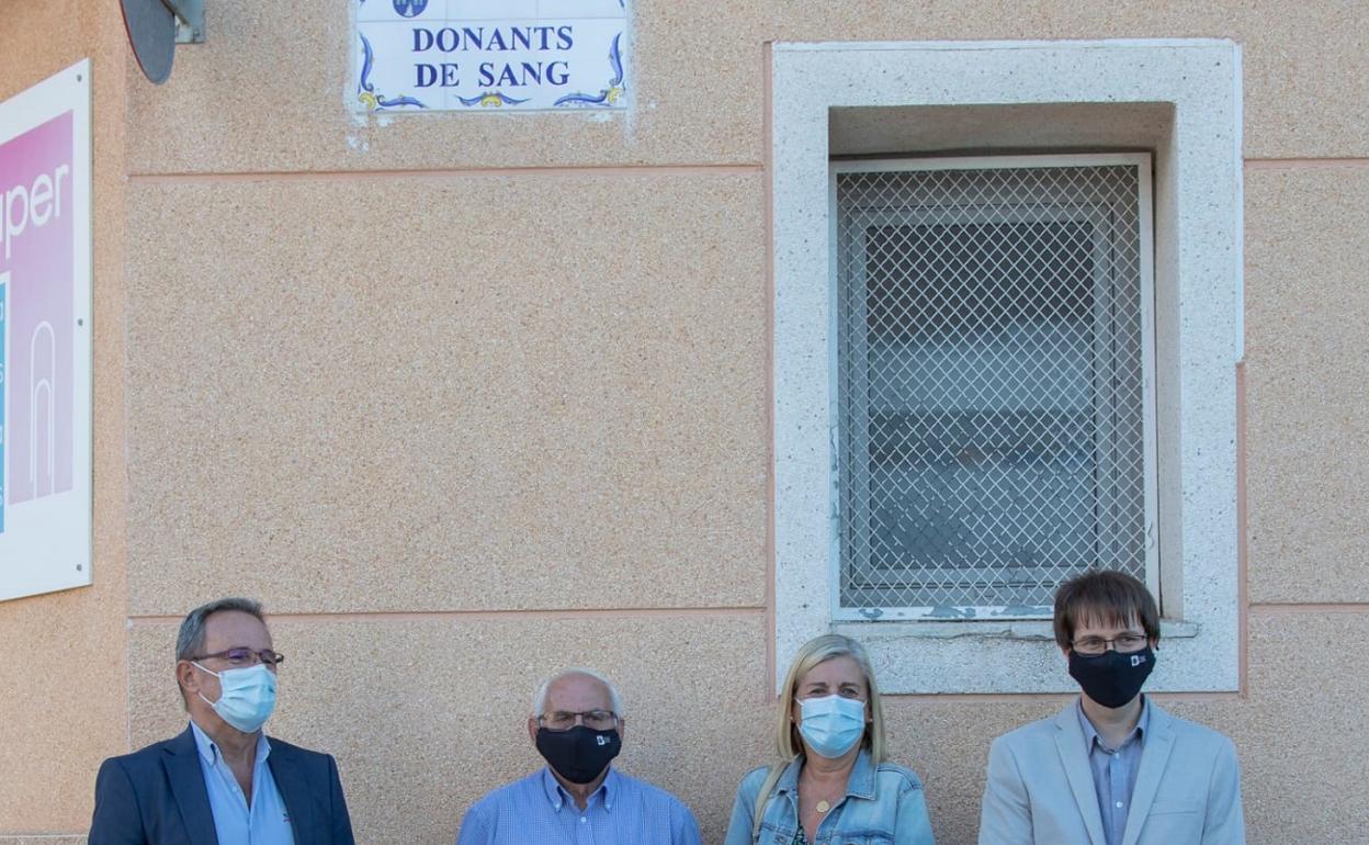 Representantes de la Asociación de Donantes de Sangre y el alcalde de Bocairent en la inauguración de la placa. 
