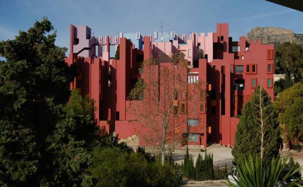 El edificio valenciano de Bofill que tiene un espectacular parecido con el escenario de 'El Juego del Calamar'