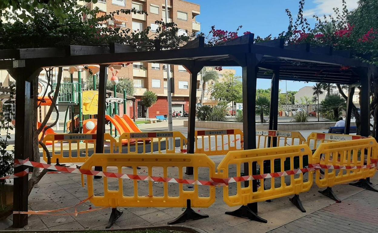 Las pérgolas de la plaza protegidas por vallas. 