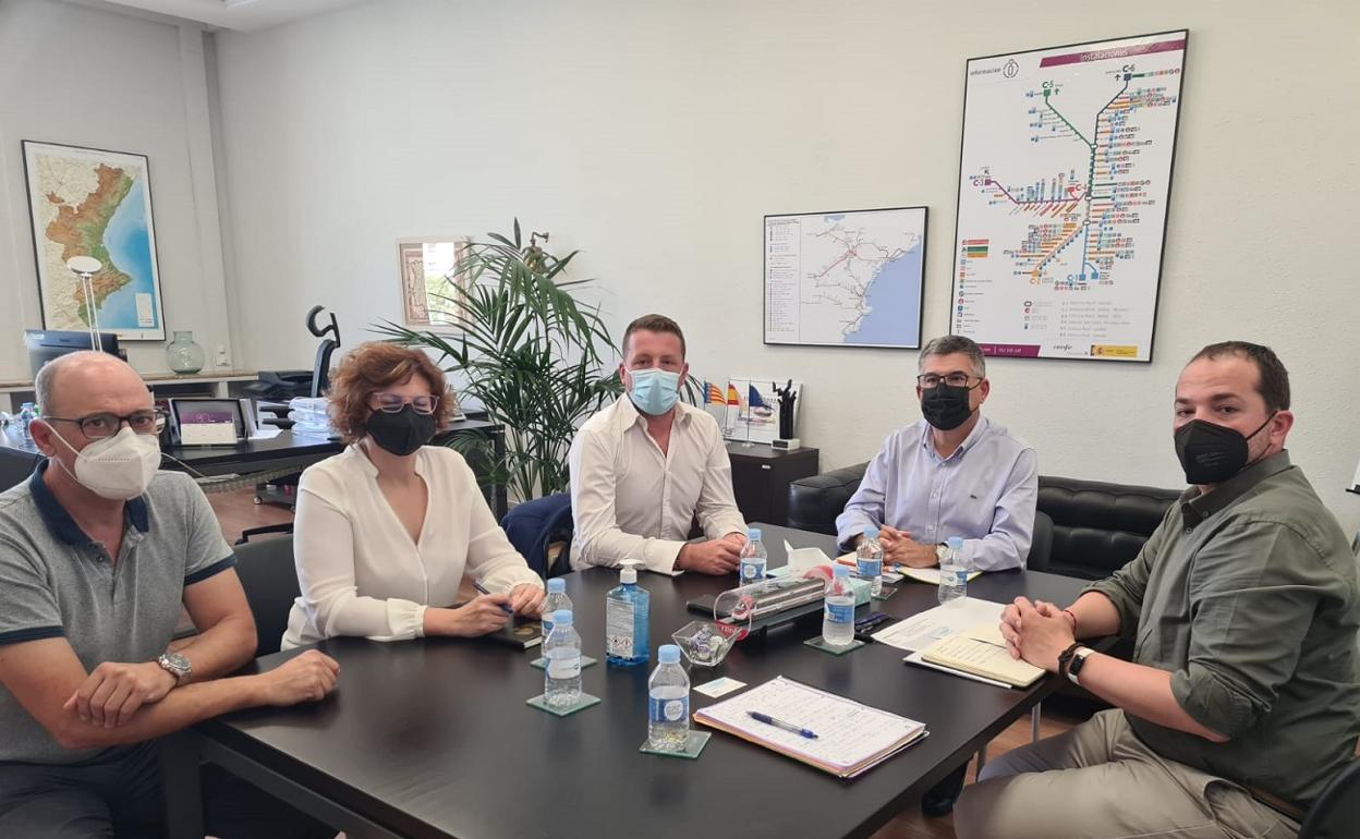 Momento de la reunión entre el alcalde de la Font de la Figuera y el Coordinador de Cercanías. 