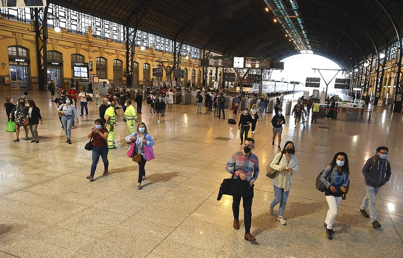 La huelga de maquinistas amenaza el puente de Octubre al cancelarse medio centenar de trenes. 