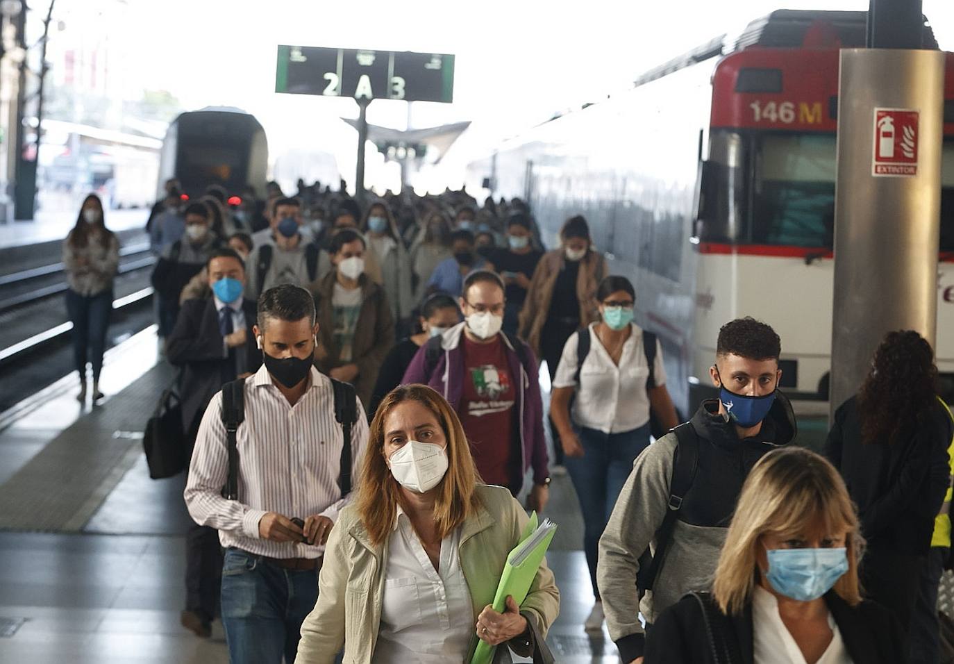 La huelga de maquinistas amenaza el puente de Octubre al cancelarse medio centenar de trenes. 