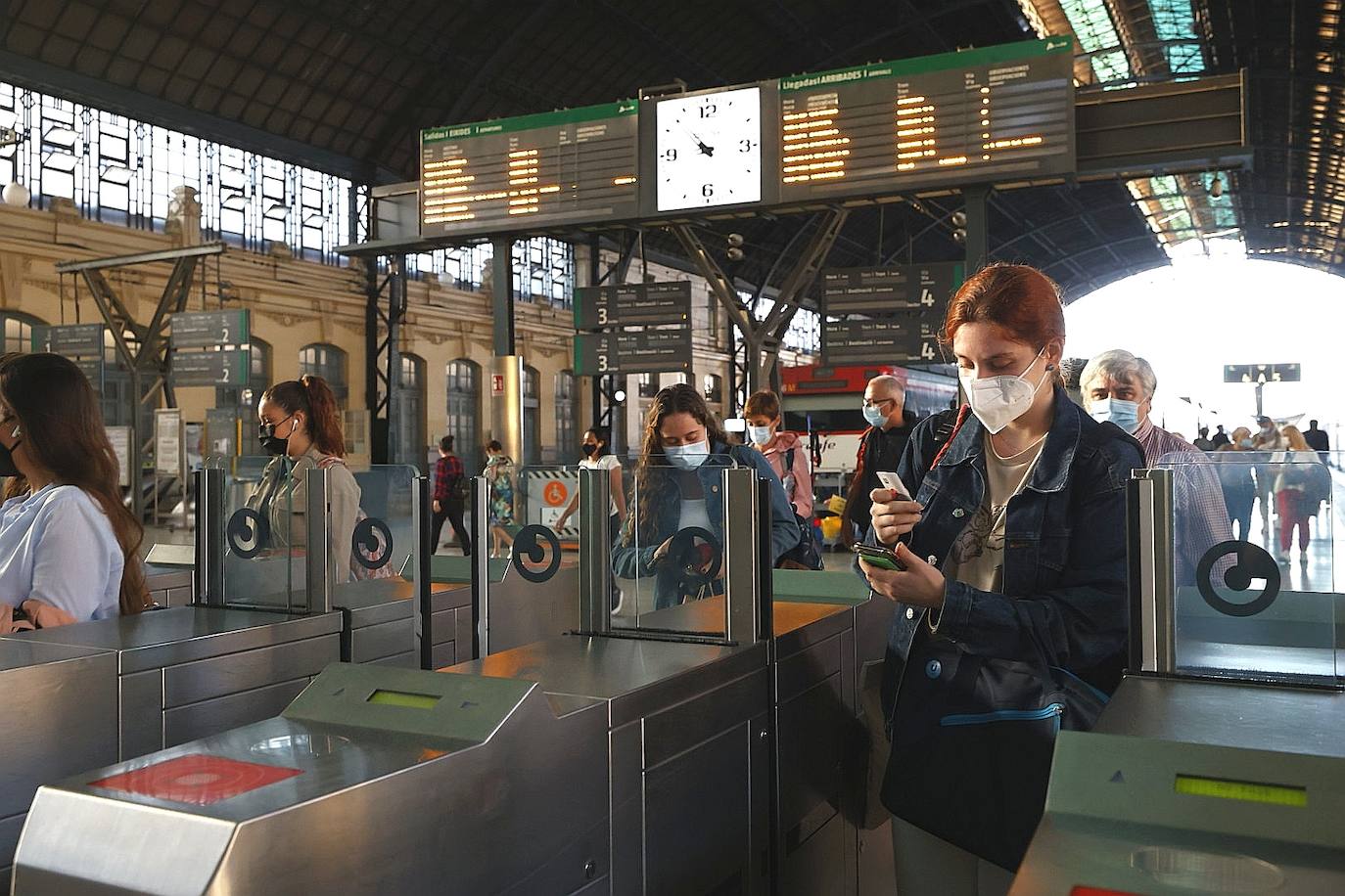 La huelga de maquinistas amenaza el puente de Octubre al cancelarse medio centenar de trenes. 