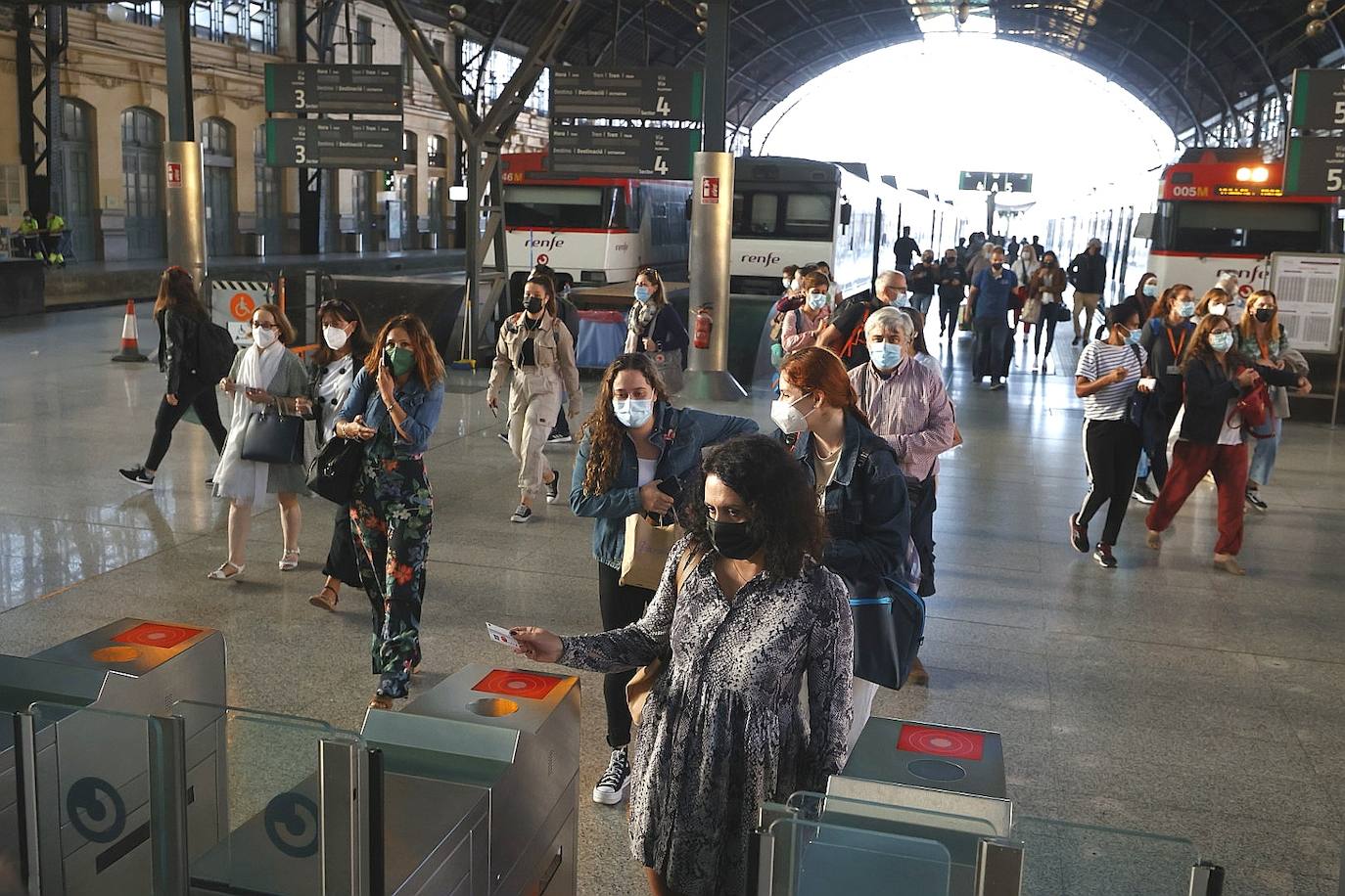 La huelga de maquinistas amenaza el puente de Octubre al cancelarse medio centenar de trenes. 