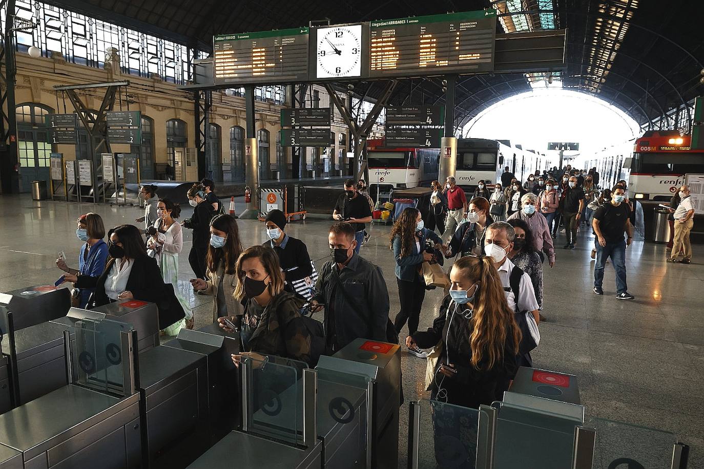 La huelga de maquinistas amenaza el puente de Octubre al cancelarse medio centenar de trenes. 