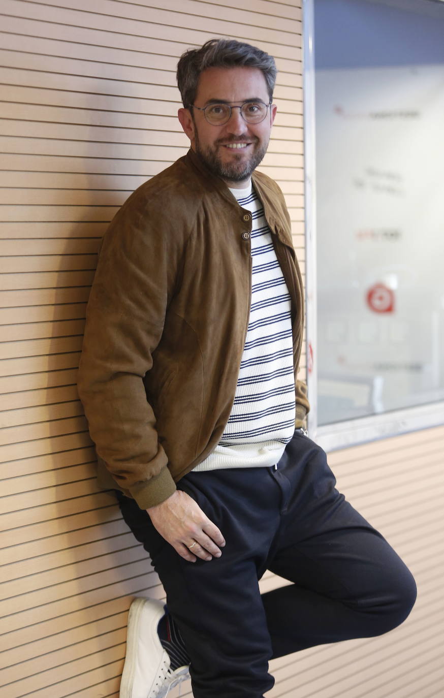 Màxim Huerta, escritor y presentador: "Deberíamos presumir más de esta tierra, que no terreta" | Los valencianos nos vemos poco. Nos queremos menos. Y nos amamos regular. Deberíamos presumir más de esta tierra, que no terreta, de nuestra cultura, de la gastronomía. Urge ser más chovinistas, más franceses. Respecto a la pandemia, se irá y nos dejará sólo un montón de muertos. Y el recuerdo de una canción y los aplausos. Los valencianos, como el resto, tenemos tendencia al olvido.