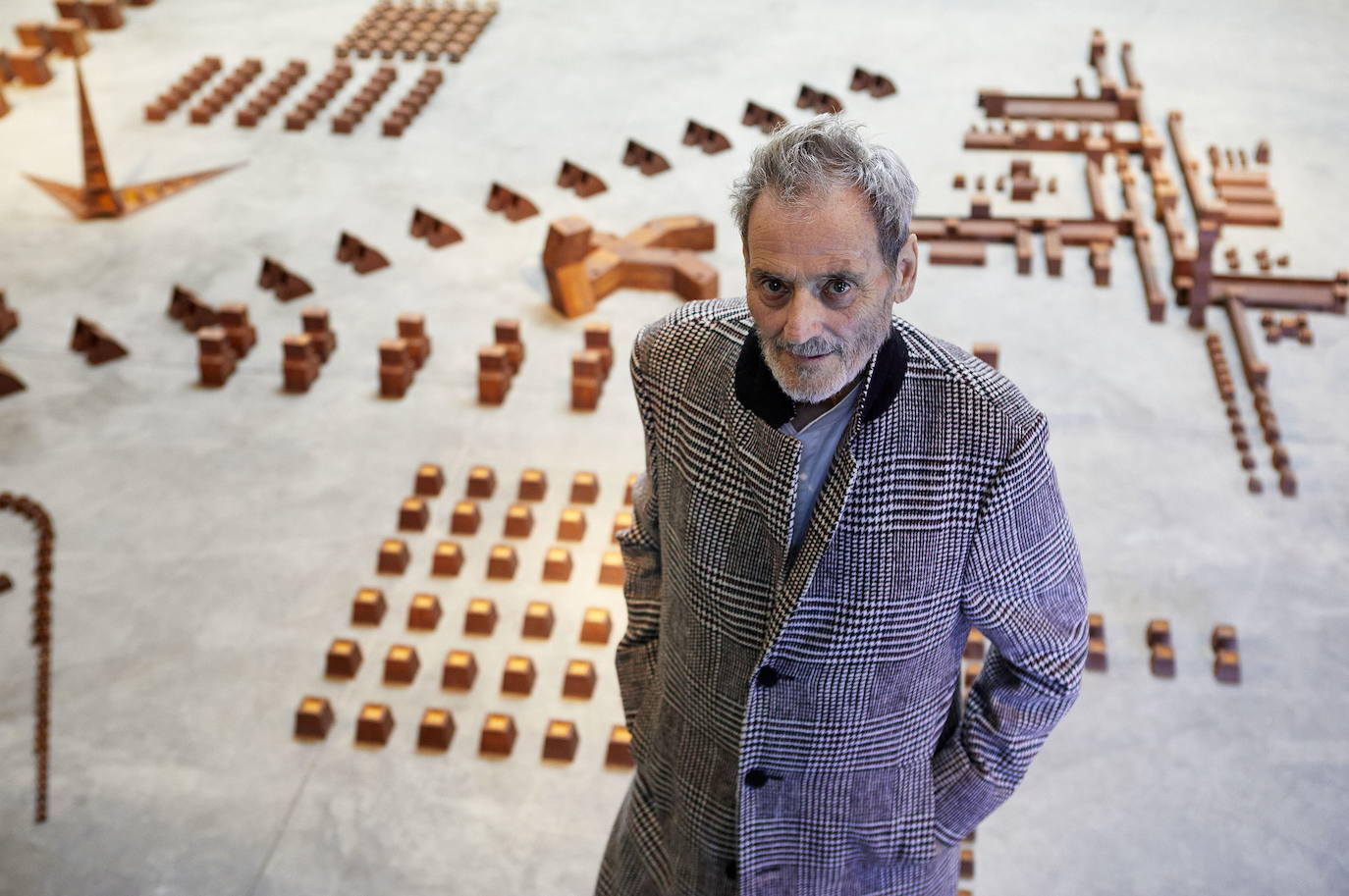 Miquel Navarro, escultor: "Una sociedad comerciante, pero no buena negociante" | A la sociedad valenciana la veo emprendedora, comerciante y productiva, pero nunca la he visto buena negociante. Hay empatía y usamos un lenguaje en apariencia abrupto. Puedo decirle a alguien ‘qué vols, cabró?’, y en el fondo quiero decir ‘qué vols, carinyo?’