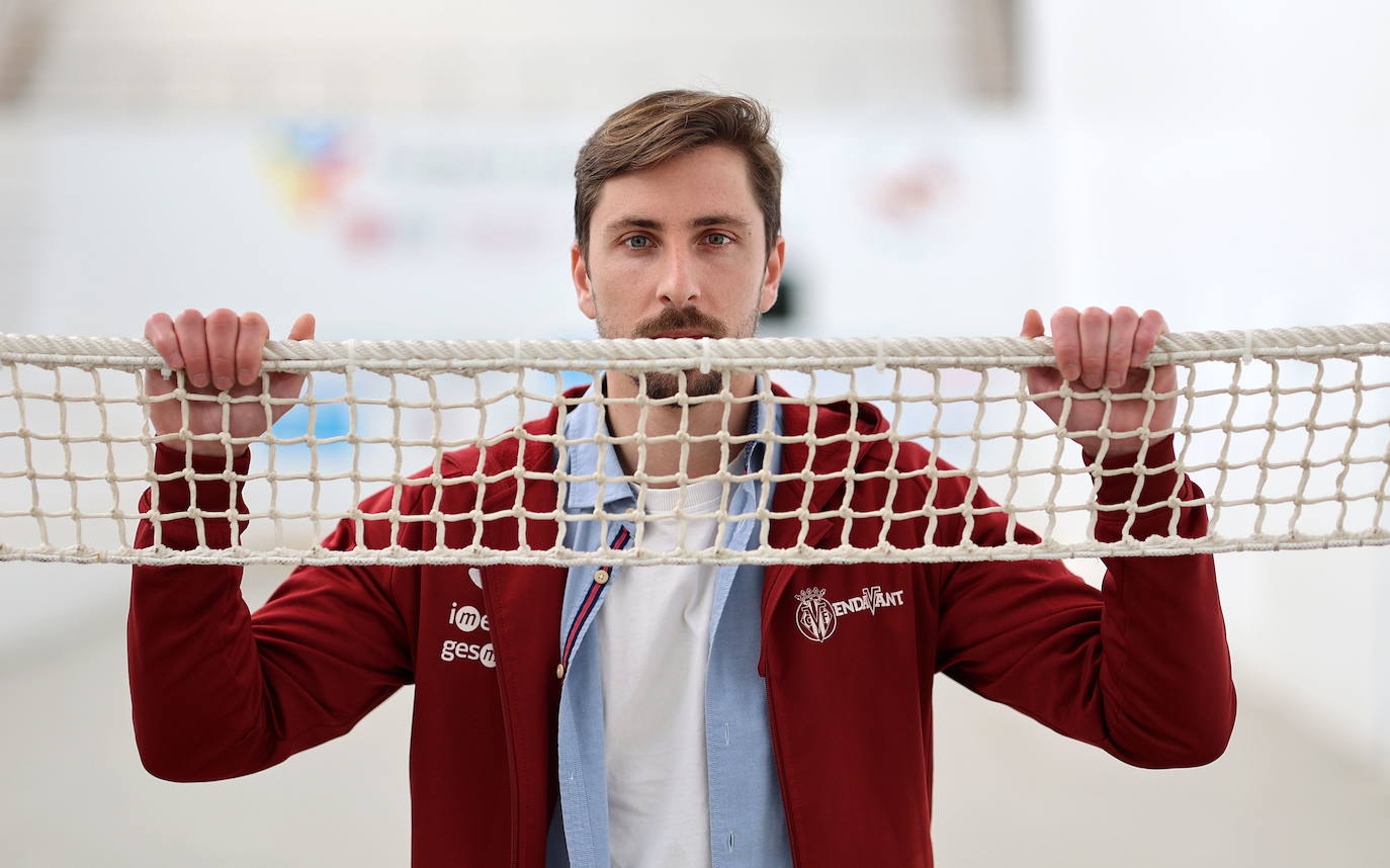 Puchol II (Francesc Xavier Puchol), pilotari: "La pandemia nos enseñó a desarrollar nuestra creatividad" | Como deportista estábamos acostumbrados a entrenar en un gimnasio, trinquet o frontón, y la pandemia nos enseñó a desarrollar nuestra creatividad para buscar otros espacios: jardines, terraza o cualquier pared. Los valencianos hemos demostrado, más que nunca, que cuando vamos todos a una voz somos capaces de vencer y superar cualquier situación por complicada que parezca. El 'pensat i fet' lo hemos cambiado por 'pensat i ja ho farem', se ha cambiado nuestra clásica inmediatez por el pensar, buscar, compartir... Disponíamos de mucho tiempo. Aprendimos a disfrutar de las pequeñas cosas de casa, que estaban a nuestro alcance y que no llegábamos a verlas por la falta de tiempo. Saber que no podíamos ver a nuestros familiares y amigos hacía que te preocuparas más por ellos. Quiero decir, la pandemia nos ha acercado más, a pesar de parecer una incongruencia.