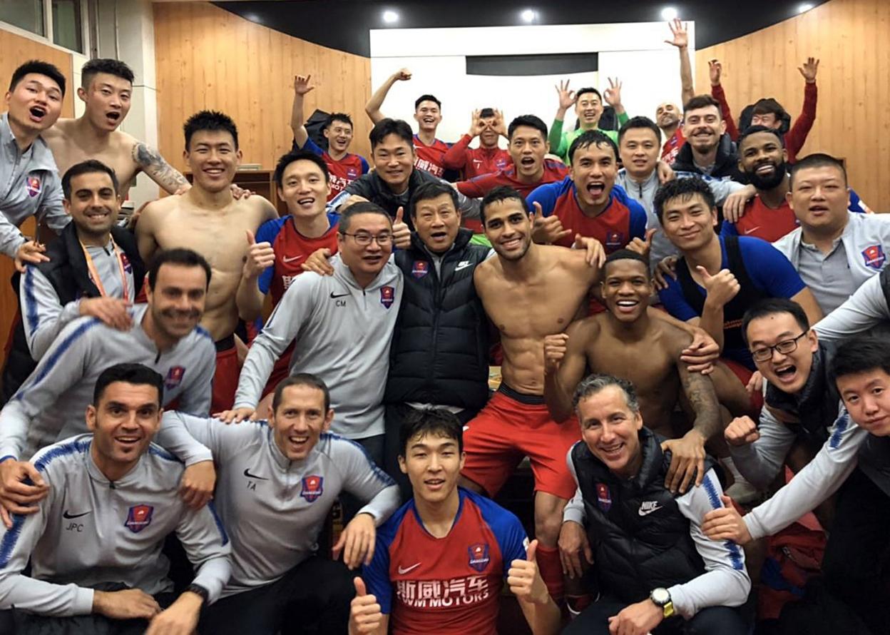 t Experiencia asiática. Javier Pereira, durante su época como ayudante del Chongqing Liangjiang Athletic. hoy
