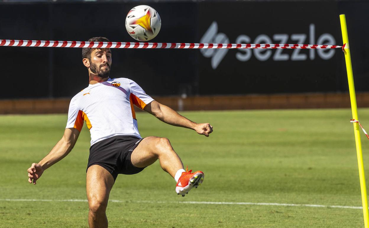 José Gayà, durante un entrenamiento en Paterna. 