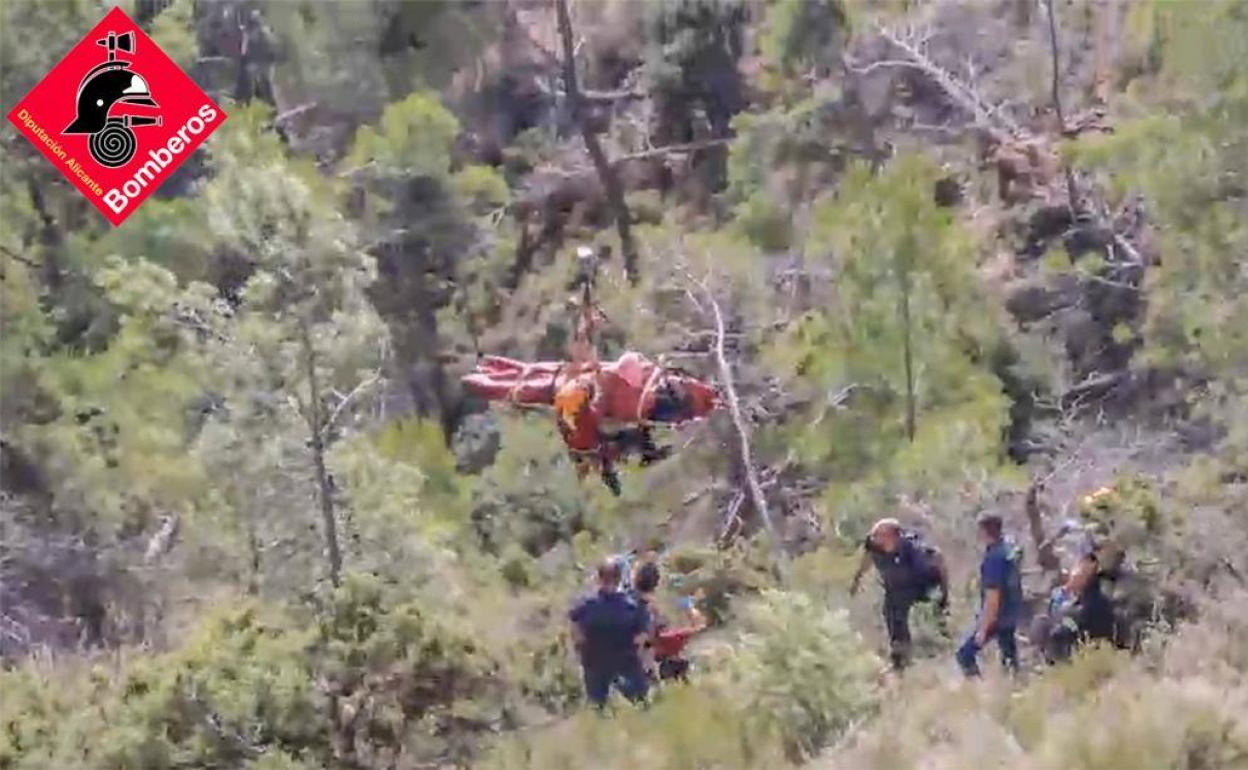 Imagen del rescate del motorista accidentado, este viernes en La Carrasqueta. 