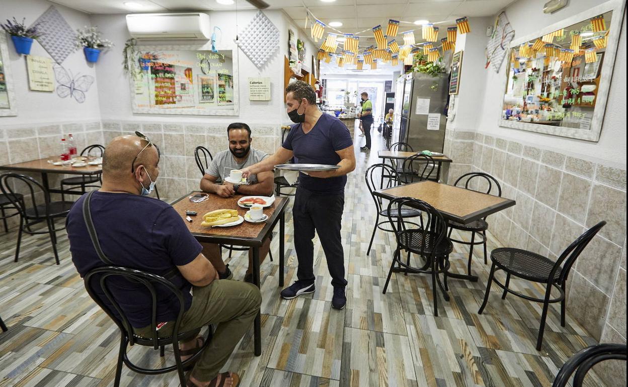 Nueva normalidad en la Comunitat: normas en bares y restaurantes | Las 11 normas que deben seguir cumpliéndose en los bares y restaurantes de la Comunitat