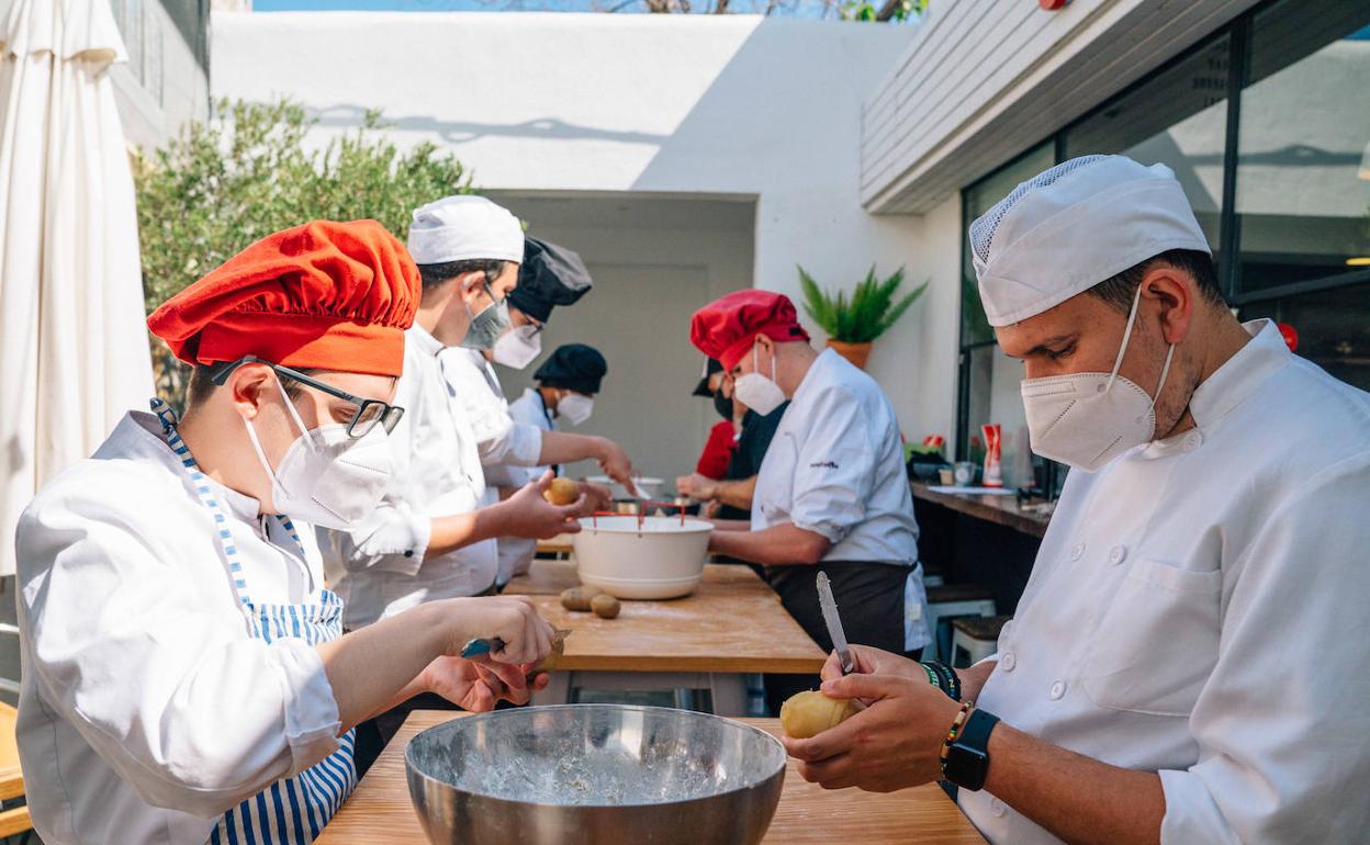 Alumnos de CEE Raquel Payá cocinando en Els Magazinos, el mercado gastronómico de Dénia. 