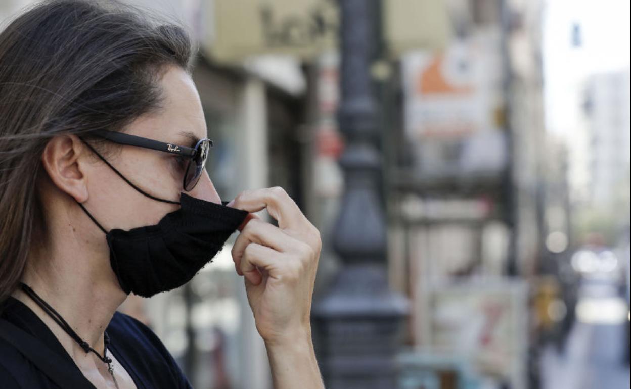 Mujer con mascarilla en Valencia.