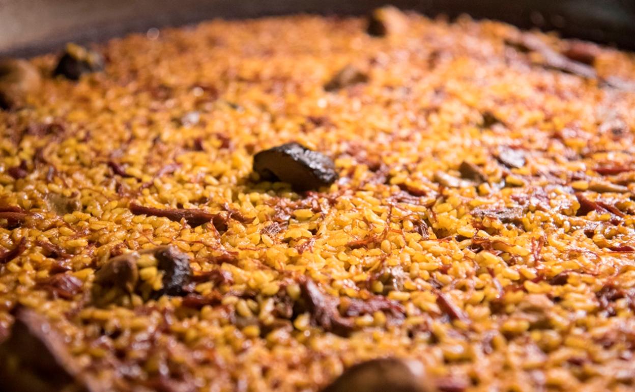Paella de patos, setas y foie. 