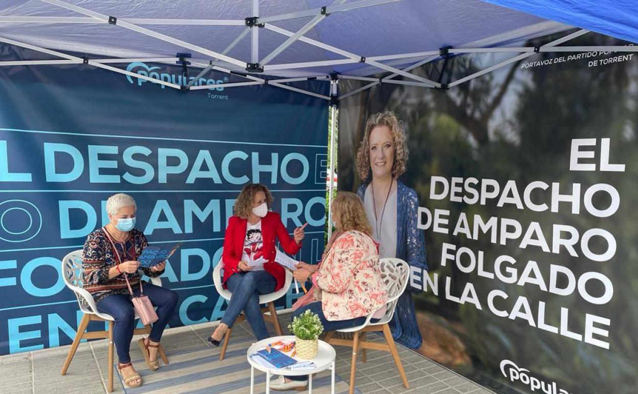 La portavoz del PP, Amparo Folgado, recibe a dos vecinas en el despacho en la calle. 