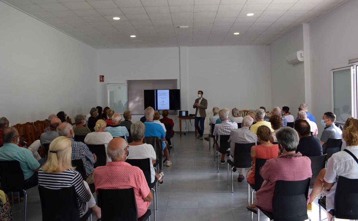 El alcalde explica a los vecinos de Cumbre del Sol las actuaciones que se van a realizar en la zona. 