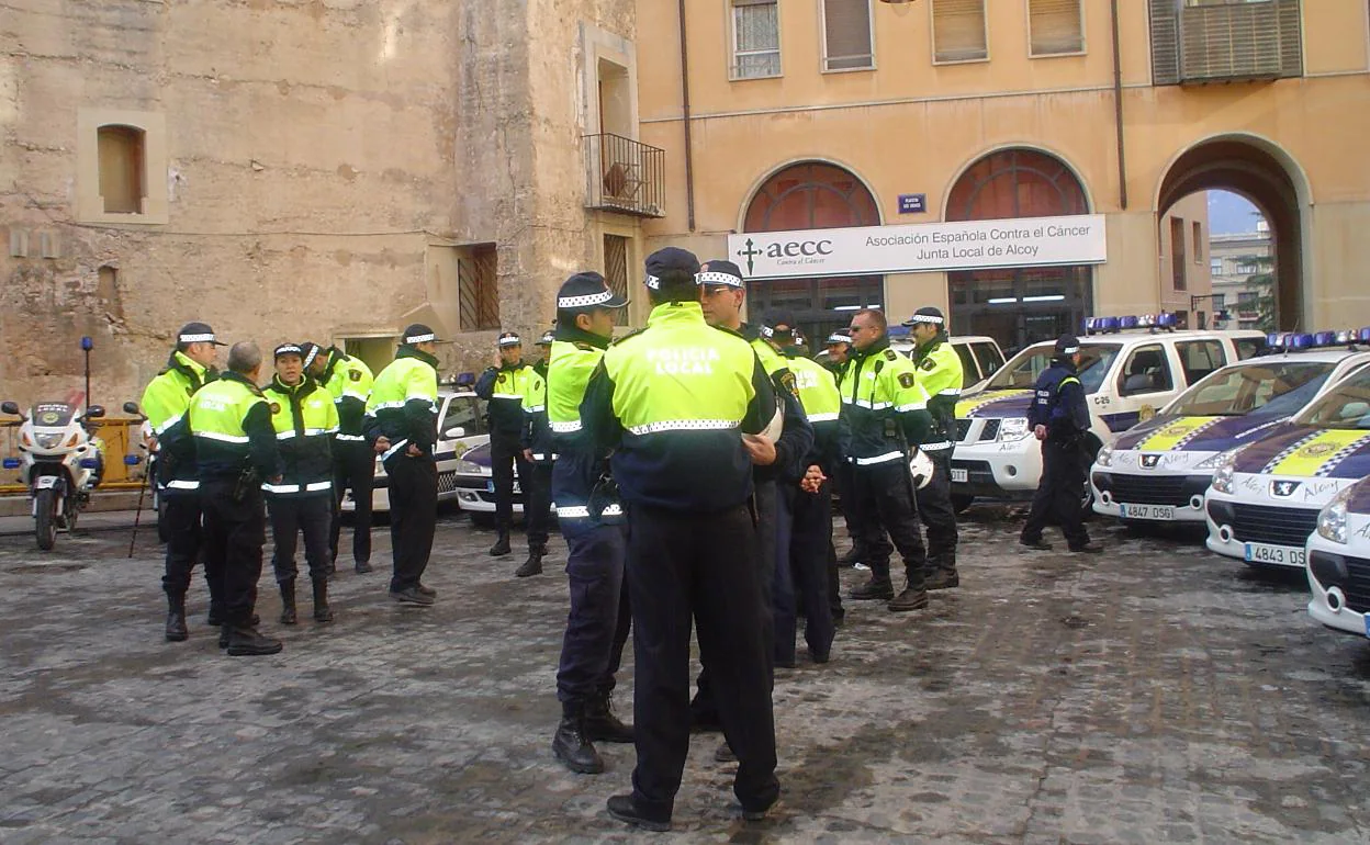 Un grupo de policías locales de Alcoy en una plaza de la localidad. 