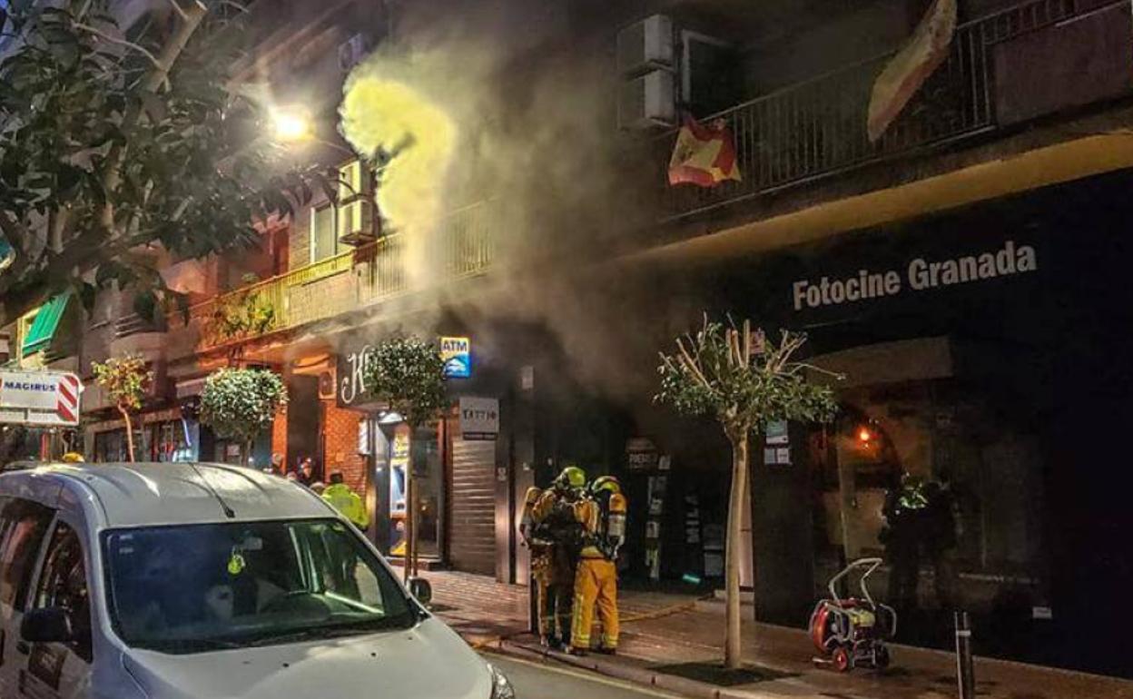 Incendio en la calle Almendros de Benidorm, este sábado. 