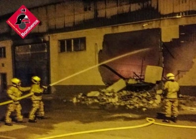 Imagen secundaria 1 - Imágenes del incendio en una fábrica de calzado de Catral, este domingo. 