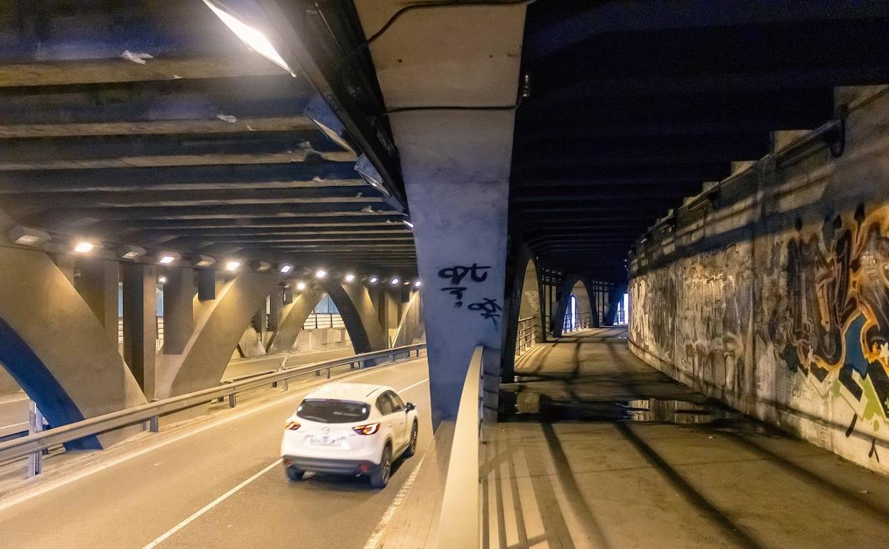 Imagen de la pasaela peatonal junto al túnel, antes de la reforma. 