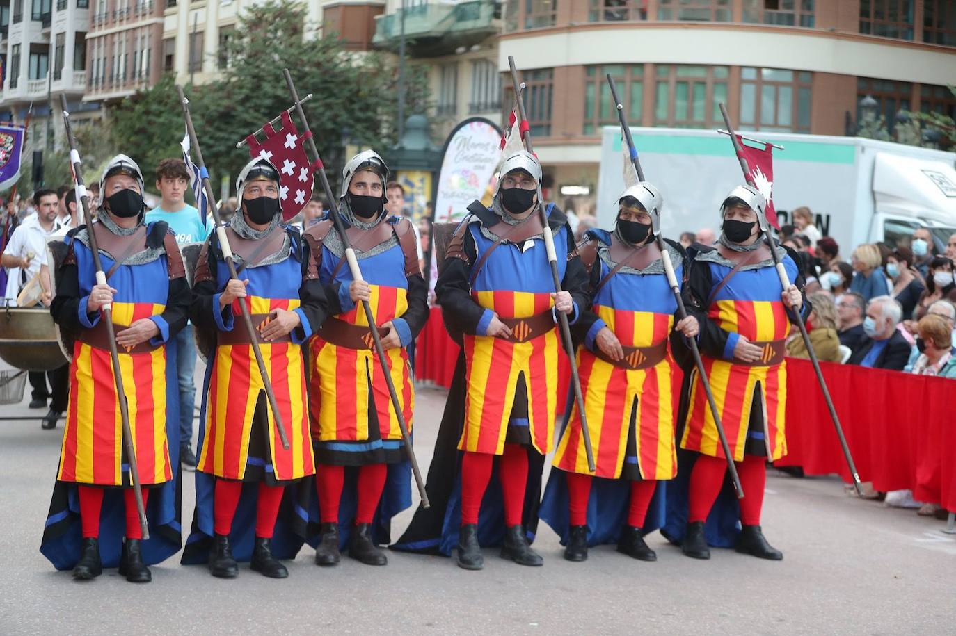 Fotos: Desfile de Moros y Cristianos con motivos del 9 d&#039;Octubre