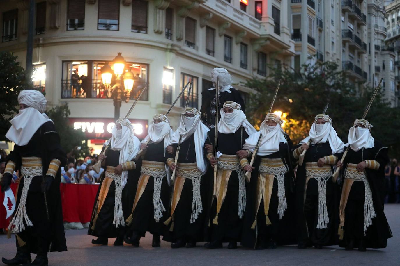 Fotos: Desfile de Moros y Cristianos con motivos del 9 d&#039;Octubre