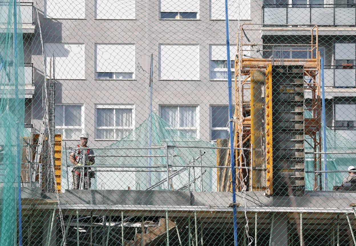 Construcción de un edificio de viviendas en Valencia. jesús signes