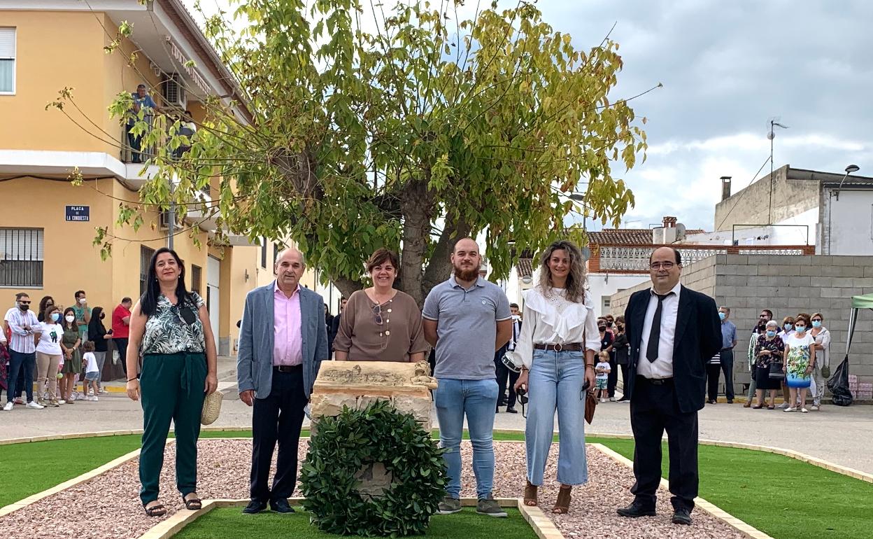 El alcalde y miembros de la corporación en la inauguración del monumento. 